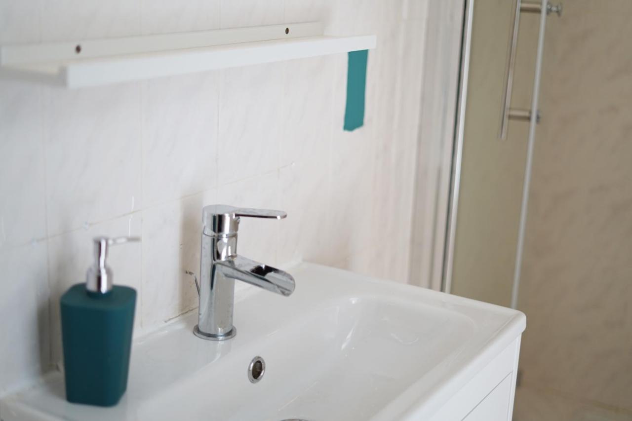 Les Volets Bleus Hotell Spéracèdes Exteriör bild